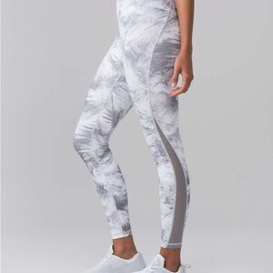 ✨Lululemon Train Times 7/8 Pant 25"
Breeze By White Light Cast size 10